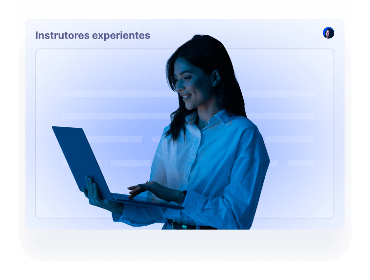 Imagem de uma mulher mexendo em um notebook